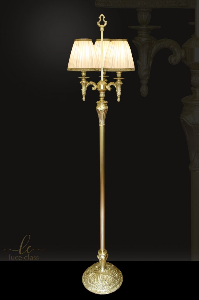 Piantana lampada da terra classica in ottone satinato con 3 paralumi plissè.
